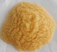 軟化樹脂是專用于軟化硬水的一種專用樹脂，通過離子交換技術(shù)，使水的硬度小于50 mg/L(CaCO3)。離子交換是一種特殊的動態(tài)吸附過程，一般是由不溶于水的離子交換劑在電解質(zhì)溶液中進行，這種離子交換劑即為離子交換樹脂。